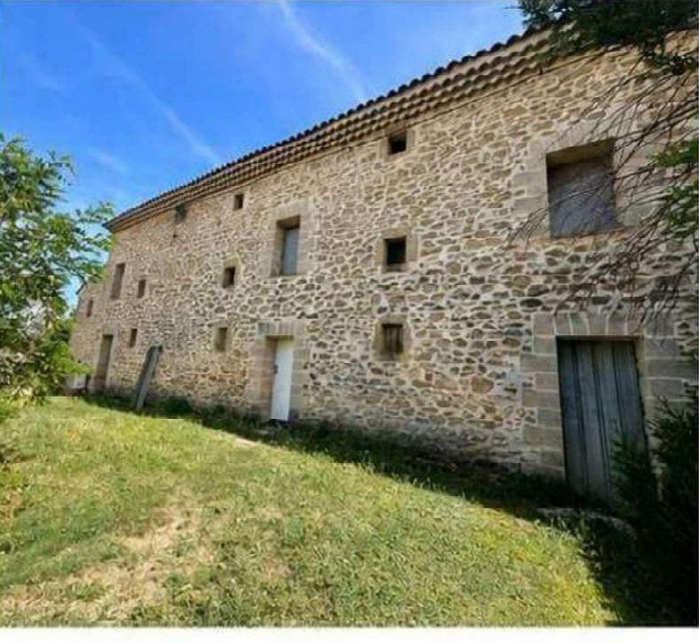 Longue façade en pierre de l’aile principale