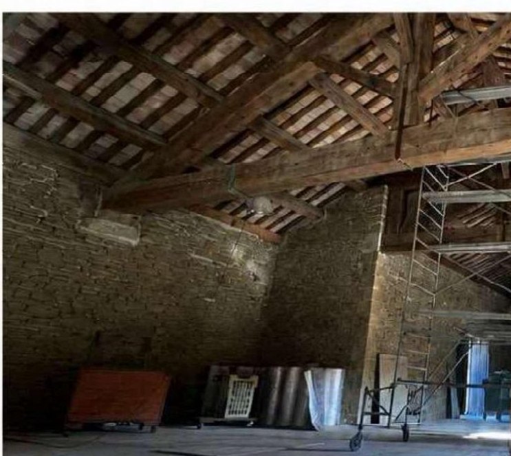 Charpente ancienne en bois de l’étage de l’aile Ouest