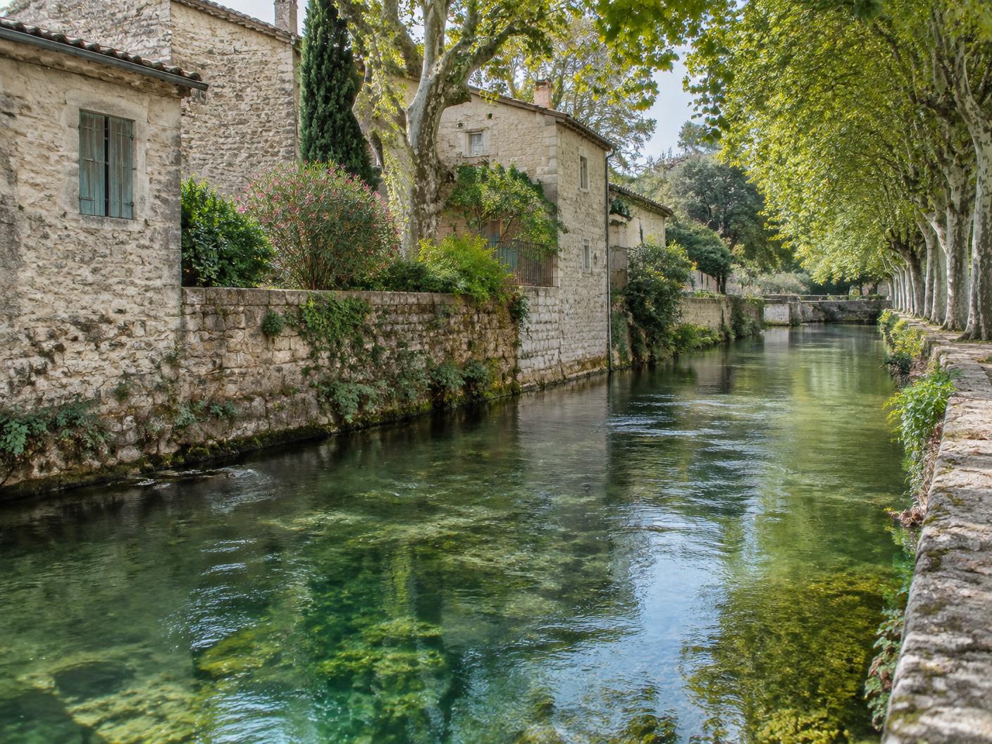 Canal de la Sorgue bordé de végétation